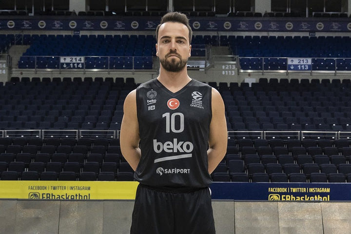 Με μαύρες εμφανίσεις η Φενέρμπαχτσε που πενθεί για τα θύματα των σεισμών της Τουρκίας