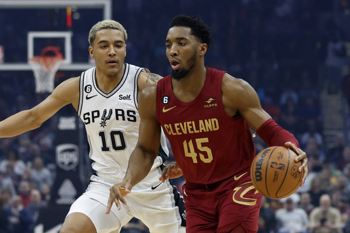 NBA, τα αποτελέσματα της βραδιάς: Ο Μίτσελ έβαλε 41 στην 7η συνεχόμενη νίκη των Καβαλίερς, η τριπλέτα Χάρντεν – Εμπίντ – Μάξι έδειξε το δρόμο στους Σίξερς