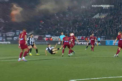 ΠΑΟΚ – ΑΕΚ: Ο Κωνσταντέλιας έκανε την καλύτερη πάσα-ζογκλερικό στην ιστορία του ελληνικού ποδοσφαίρου και τρέλανε τη χώρα