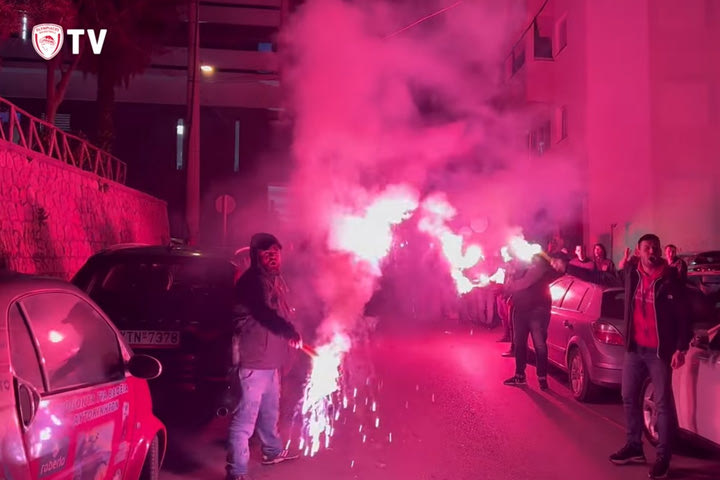 Ολυμπιακός: Αποθεωτική υποδοχή στο ξενοδοχείο μετά την πρόκριση επί του Παναθηναϊκού στο Κύπελλο Μπάσκετ ΟΠΑΠ