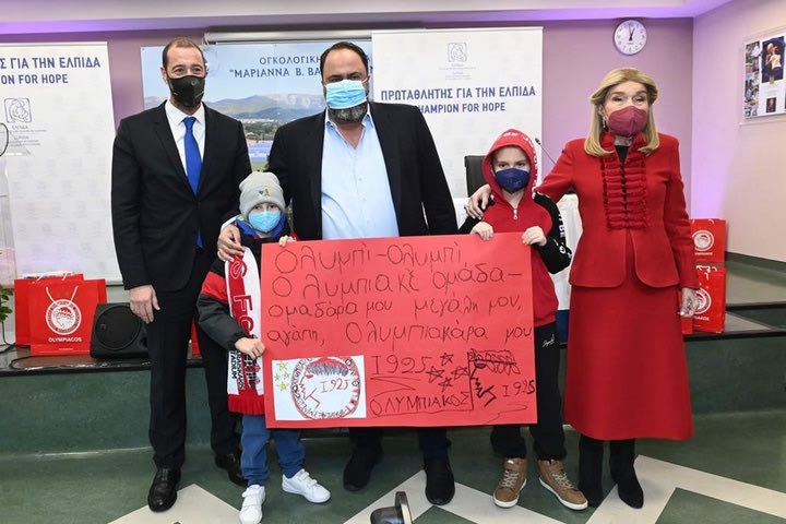 Ολυμπιακός: Ο Βαγγέλης Μαρινάκης και οι παίκτες επισκέφτηκαν την Ογκολογική Μονάδα Παίδων
