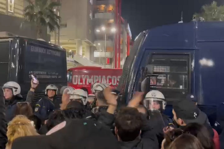 Ολυμπιακός: Η άφιξη του πούλμαν των ερυθρόλευκων στο Καραϊσκάκης για το ντέρμπι αιωνίων