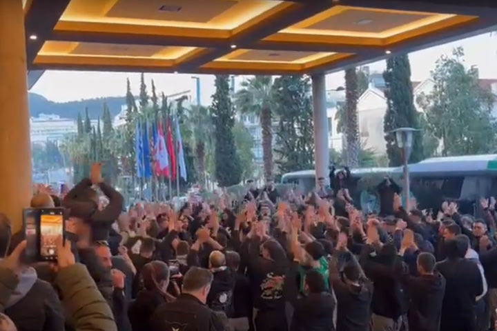 Παναθηναϊκός: Καυτή ατμόσφαιρα έξω από το ξενοδοχείο πριν από το ντέρμπι με τον Ολυμπιακό