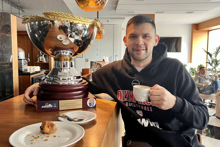 Ολυμπιακός: Ο Παπανικολάου ήπιε καφέ παρέα με το τρόπαιο του Κυπέλλου Μπάσκετ ΟΠΑΠ