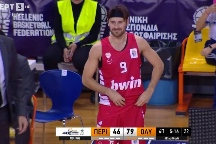 Ολυμπιακός: Ο κόσμος ζήτησε… Τζορτζ Πάπας κι όταν τον σήκωσε από τον πάγκο ο Γιώργος Μπαρτζώκας ήρθε η αποθέωση