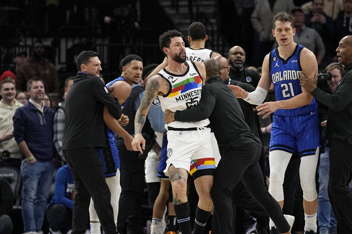 NBA: Καμπάνες σε Μπάμπα και Ρίβερς για τις μπουνιές που αντάλλαξαν