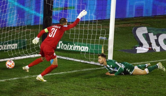 Ο Σπόραρ έκανε το 2-0 στο Παναθηναϊκός – Λαμία σκοράροντας με κεφαλιά παρότι ήταν πεσμένος στο γρασίδι