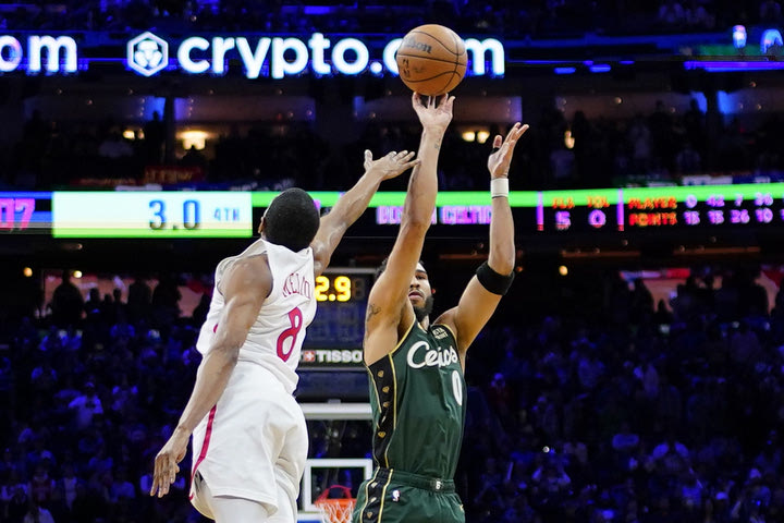 NBA: Ο Τέιτουμ εκτέλεσε τους Σίξερς σε ματσάρα, ακυρώθηκε τρίποντο του Εμπίντ από τη μία μπασκέτα στην άλλη