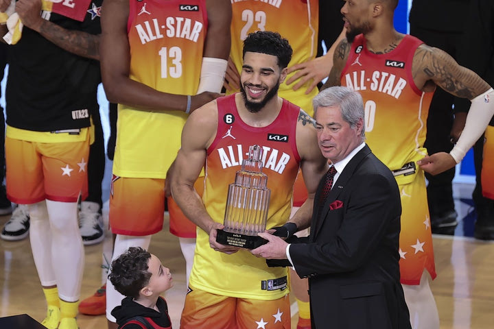 NBA All Star Game 2023: Ο Τέιτουμ έγινε ο 1ος παίκτης των Σέλτικς που αναδείχθηκε MVP μετά τον Λάρι Μπερντ πριν από 41 χρόνια