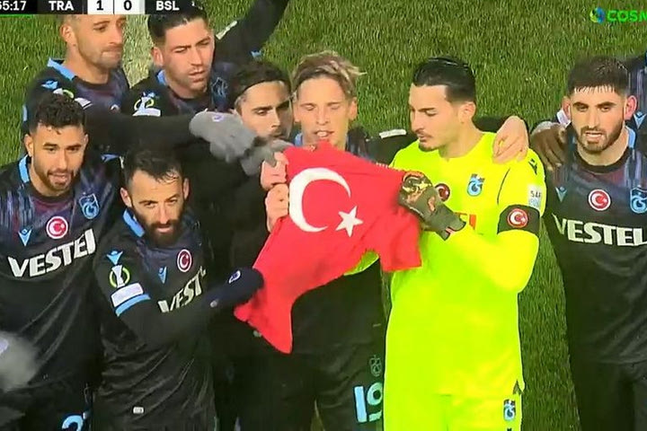 Σεισμός στην Τουρκία: Οι παίκτες της Τράμπζονσπορ πανηγύρισαν με τουρκική σημαία το γκολ του Στρίγκερ Λάρσεν