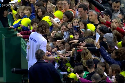 Χαμός για τον Τσιτσιπά: Μοίρασε αυτόγραφα σε παιδάκια στο ΟΑΚΑ