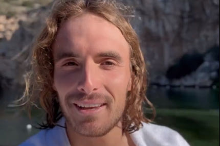 Ο Τσίτσιπας αψήφησε το κρύο και πήγε για μπάνιο στη λίμνη της Βουλιαγμένης