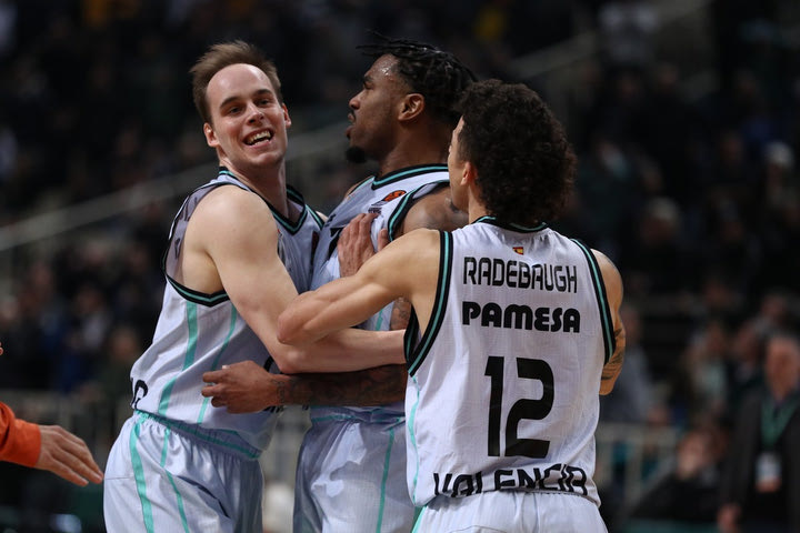 Παναθηναϊκός – Βαλένθια: Το VIDEO με το buzzer beater τρίποντο του Τζόουνς που έδωσε τη νίκη στους Ισπανούς
