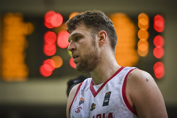 Έξαλλος με τη διαιτησία ο Βεζένκοβ, έθεσε τη FIBA προ των ευθυνών της