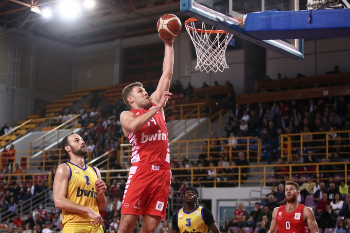 Ολυμπιακός: On fire από νωρίς ο Σάσα Βεζένκοβ με 10 πόντους στην πρώτη περίοδο του τελικού