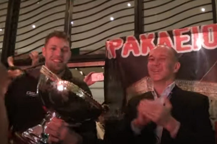 Ολυμπιακός: Η selfie του Μπαρτζώκα, το σύνθημα του Γουόκαπ και η κούπα του Βεζένκοβ στην υποδοχή εν μέσω καπνογόνων