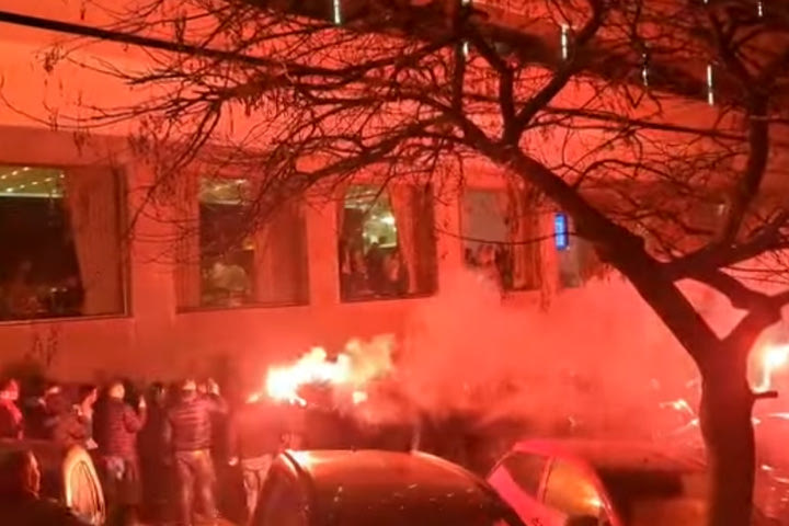 Ολυμπιακός: Η αποθεωτική υποδοχή της αποστολής με συνθήματα και καπνογόνα