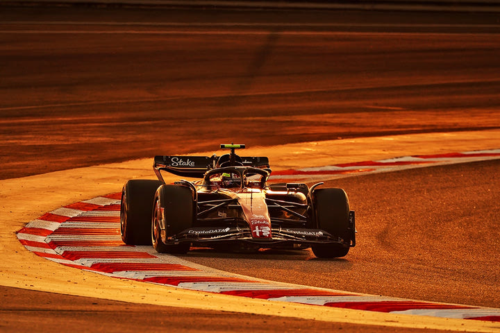 Formula 1: Ταχύτεροι οι Τσόου – Φερστάπεν, μπελάδες για τη Mercedes κατά τη δεύτερη ημέρα στο Μπαχρέιν