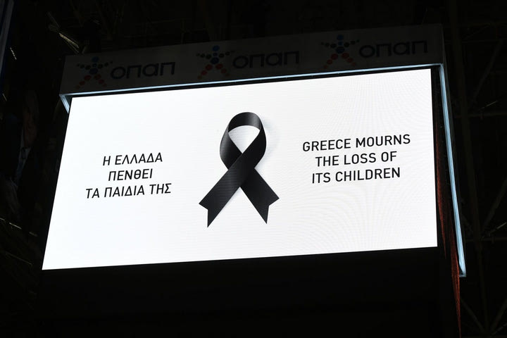 Σύγκρουση τρένων στα Τέμπη: Ανατριχιαστική ενός λεπτού σιγή στο ΟΑΚΑ, πριν από το Παναθηναϊκός – Αναντολού Εφές