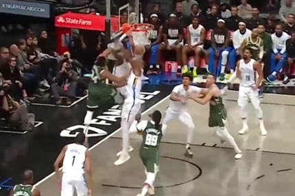 Ο Γιάννης Αντετοκούνμπο κάρφωσε στο καλάθι δύο παίκτες των Νετς που κρεμάστηκαν πάνω του