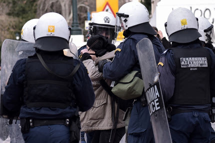 Παναθηναϊκός – Ολυμπιακός: Επεισόδια οπαδών και αστυνομίας έξω από το ΟΑΚΑ με μολότοφ και δακρυγόνα