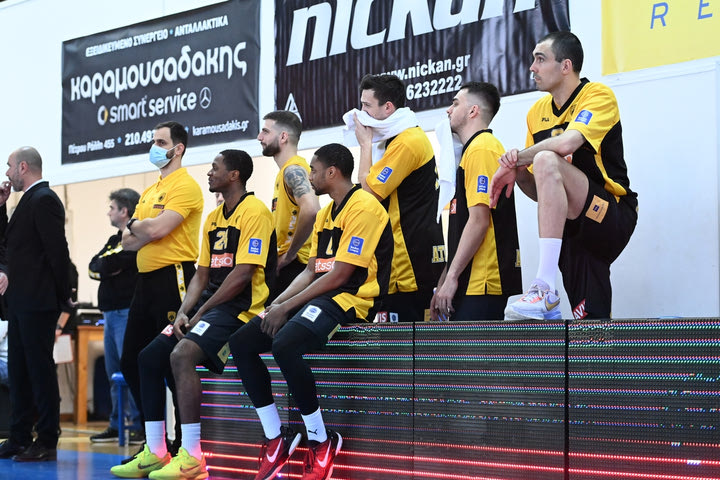 Καθυστέρηση στο τζάμπολ του Ιωνικός – ΑΕΚ εξαιτίας ενός πανό για τα Τέμπη