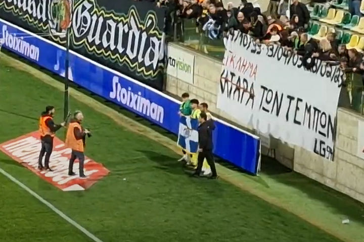 Σύγκρουση τρένων στα Τέμπη: Φόρος τιμής στα θύματα από παίκτες και φιλάθλους της ΑΕΚ Λάρνακας