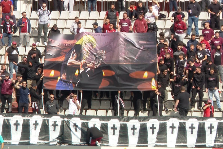 ΑΕΛ – Αναγέννηση: Με καθυστέρηση οκτώ λεπτών η έναρξη του ματς, ο διαιτητής ζήτησε να κατεβούν πανό για τα Τέμπη