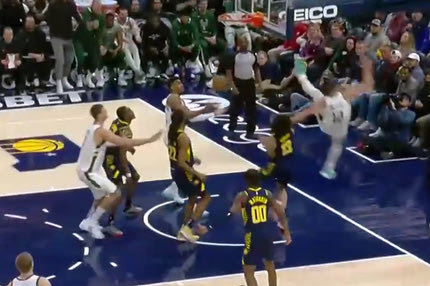 Ο Γκρέισον Άλεν έβγαλε το poster dunk της σεζόν και σηκώθηκε από απερίγραπτη πτώση σαν να μη συνέβη κάτι