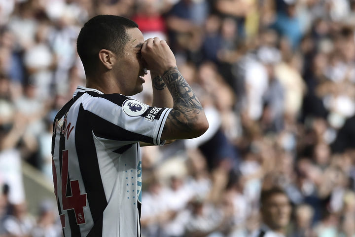 Νιούκαστλ – Γουλβς 2-1: Ο Αλμιρόν λύτρωσε τις καρακάξες και τις έφερε πάνω από την Λίβερπουλ