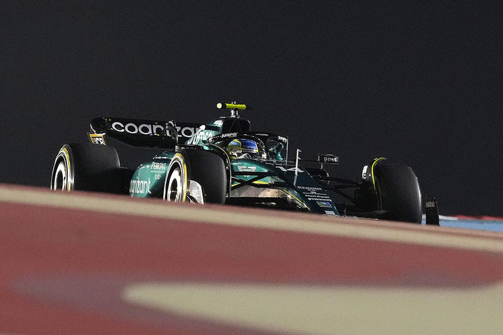 Formula 1, η “αραβική νύχτα” του Φερνάντο Αλόνσο: Ταχύτερος στις δεύτερες δοκιμές του Μπαχρέιν