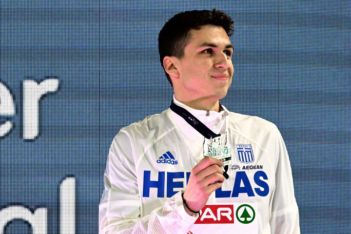 Ευρωπαϊκό κλειστού στίβου: Η απονομή του ασημένιου μεταλλίου στον Ανδρικόπουλο και η αφιέρωση στα θύματα των Τεμπών