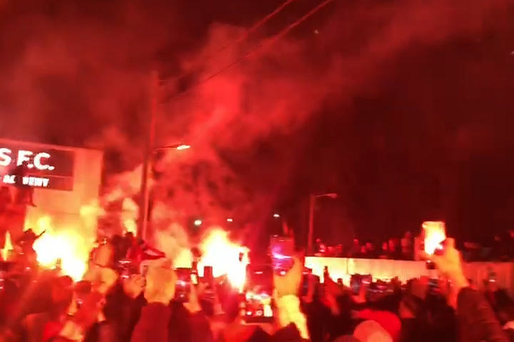 Η αποθέωση του Ολυμπιακού στον Ρέντη μετά τη νίκη επί της ΑΕΚ