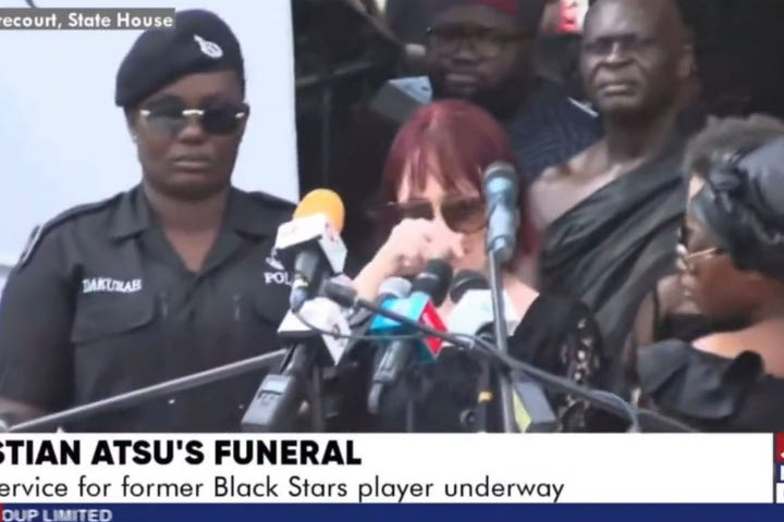 Σεισμός στην Τουρκία: Η σύζυγος του Ατσού λύγισε και δεν συγκράτησε τα δάκρυά της στον επικήδειο λόγο