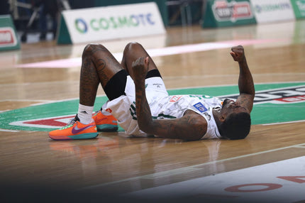 Παναθηναϊκός – Ολυμπιακός: Ο Ντουέιν Μπέικον τραυματίστηκε στο 7′ του ντέρμπι και σφάδαζε στο παρκέ