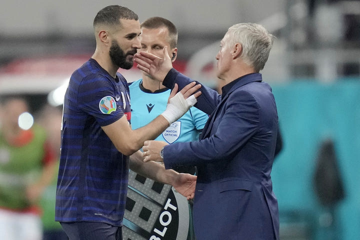Ο Μπενζεμά έκανε οργισμένες αναρτήσεις στο Instagram για τον Ντεσάμπ χρησιμοποιώντας emoji κλόουν