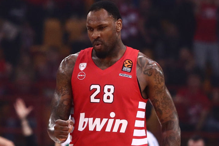 Ο Παναθηναϊκός έπαιξε έξυπνα, ο Ολυμπιακός ήταν άστοχος, αλλά ο Ταρίκ Μπλακ έκανε τον Μπαντ Σπένσερ