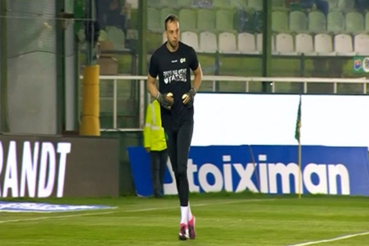 Παναθηναϊκός – Παναιτωλικός: Με μπλουζάκια για την τραγωδία των Τεμπών το ζέσταμα των ποδοσφαιριστών των δύο ομάδων