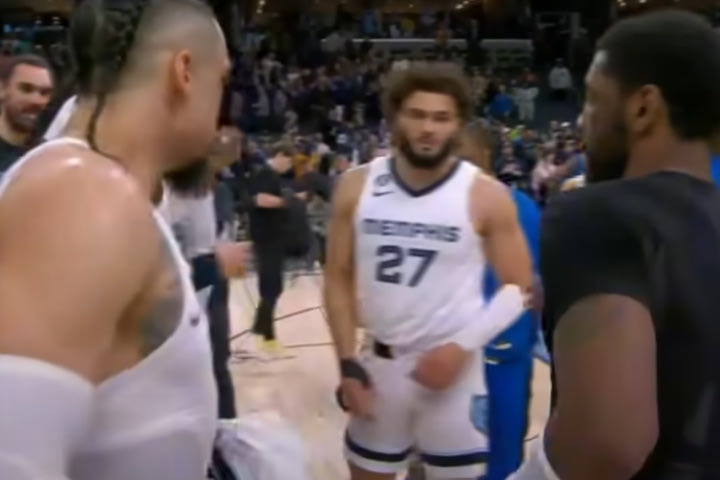 NBA: Ο Ντίλον Μπρουκς αντάλλαξε φανέλες με τον Καϊρί Ίρβινγκ χωρίς να τις ανταλλάξει