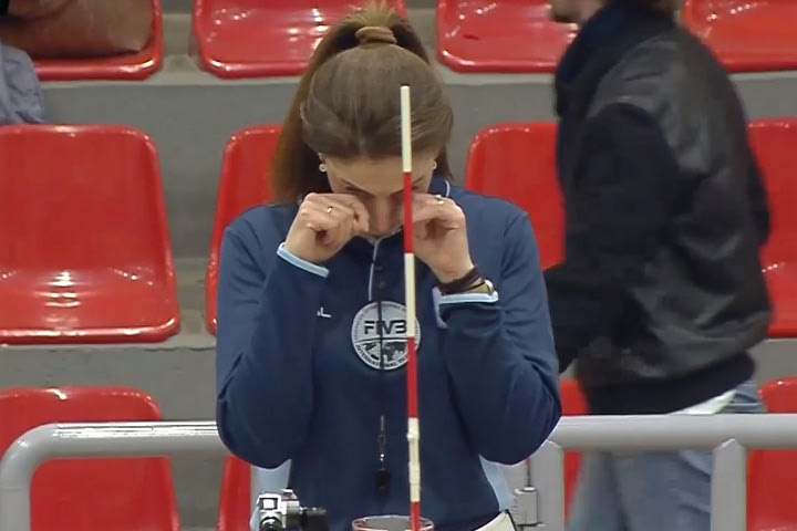 Η διαιτητής βόλεϊ που λύγισε στην ενός λεπτού σιγή: “Από τις πιο δύσκολες στιγμές μου”