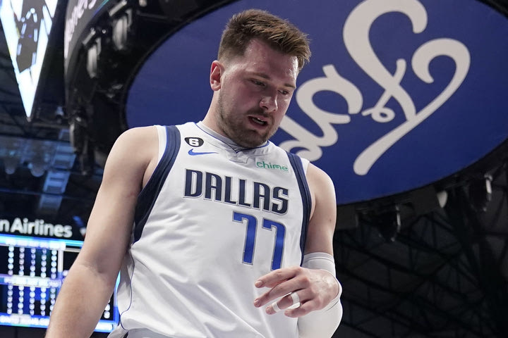 NBA: Οι Μάβερικς σκέφτονται τη λευκή πετσέτα “παρκάροντας” Ντόντσιτς και Ίρβινγκ για τα υπόλοιπα παιχνίδια