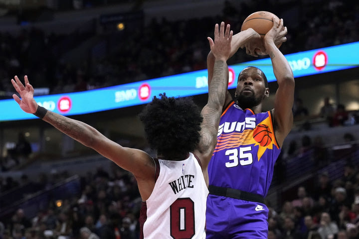 NBA: Πάρτι των Σανς στο Σικάγο με Μπούκερ και Ντουράντ, νίκη με 125-104 επί των Μπουλς