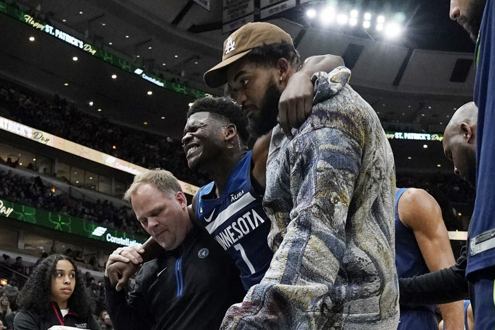 NBA: Ο Άντονι Έντουαρντς γύρισε άσχημα τον αστράγαλό του, ανησυχία στους Γουλβς