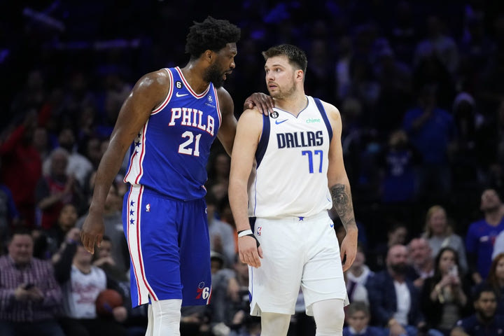 NBA: Ο Εμπίντ επέστρεψε και κράτησε τους Μάβερικς εκτός play-in