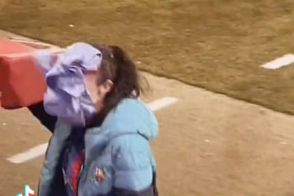 Μπαρτσελόνα: Οπαδός έριξε φανέλα στο πρόσωπο της Ένγκεν για να την υπογράψει και εκείνη την πέταξε πίσω