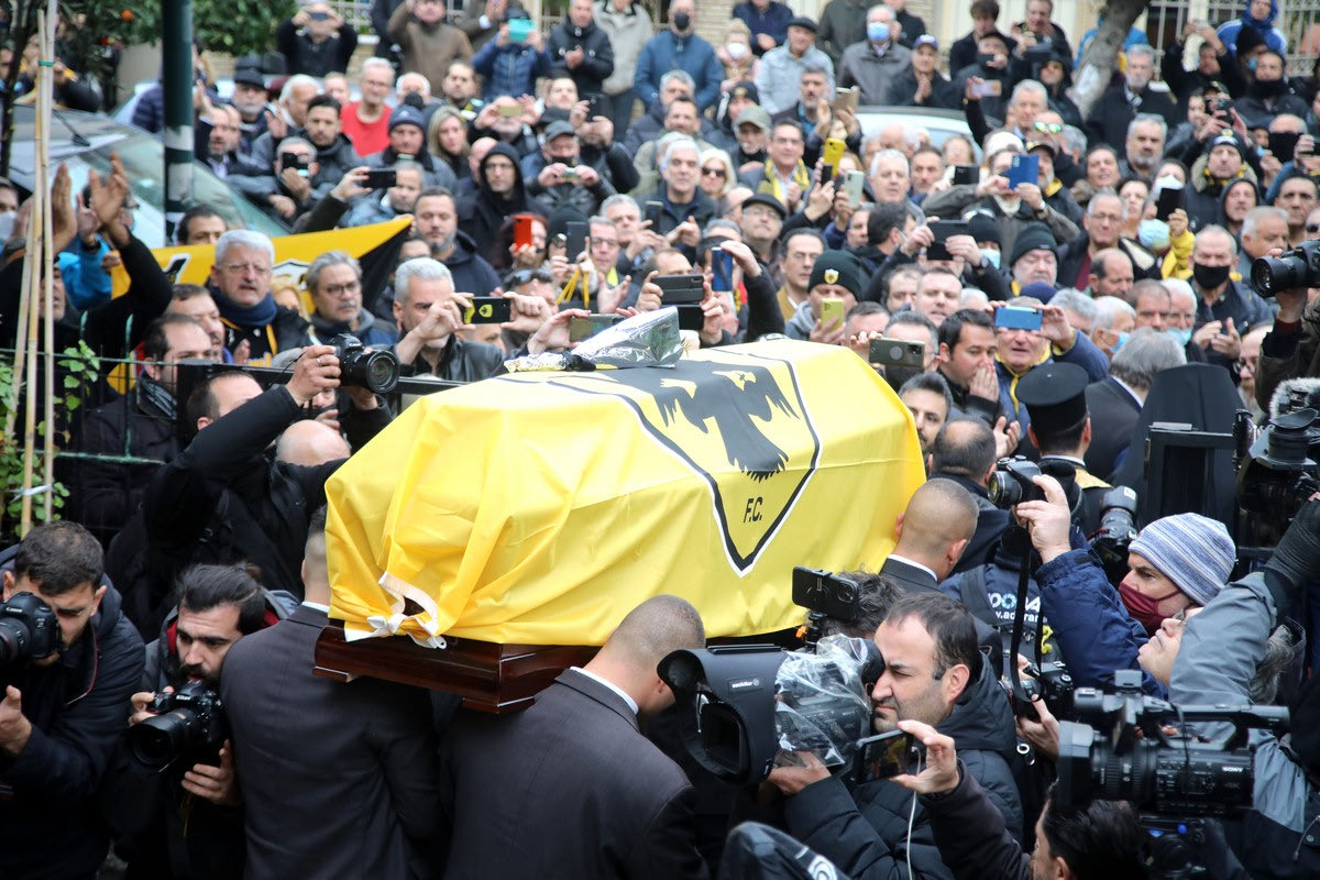 Πλήθος κόσμου και συγκίνηση στο τελευταίο αντίο για τον Μίμη Παπαϊωάννου, ο ύμνος της ΑΕΚ "συνόδευσε" το φέρετρο | SPORT24