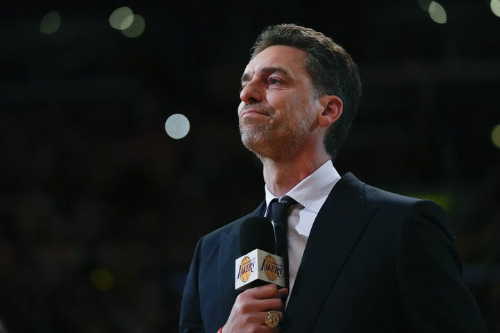 NBA: Οι Λέικερς απέσυραν την φανέλα του Πάου Γκασόλ, έσπασε ο Ισπανός μιλώντας για τον Κόμπι