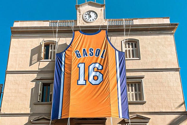 Η φανέλα του Γκασόλ στους Λέικερς “σκέπασε” το δημαρχείο της γενέτειράς του