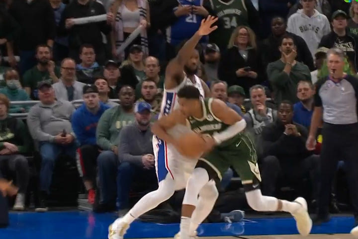 NBA, Γιάννης Αντετοκούνμπο: Τα βήματα στο τέλος του ματς με τους Σίξερς που έσβησαν τις τελευταίες ελπίδες των Μπακς για ανατροπή