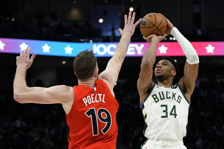 Το άχαστο triple-double του Γιάννη Αντετοκούνμπο κόντρα στους Ράπτορς